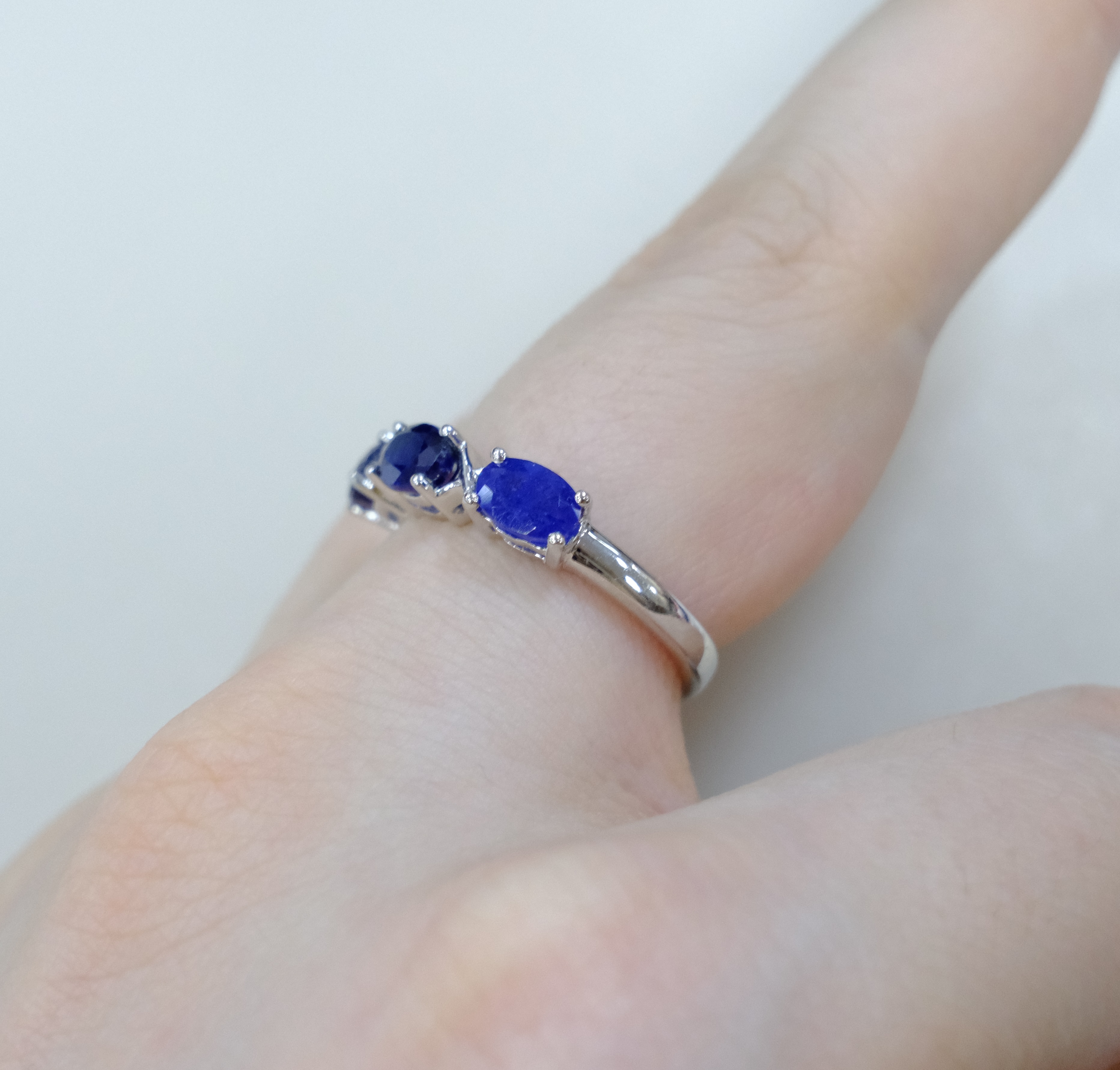 Серебряное кольцо с сапфирами
